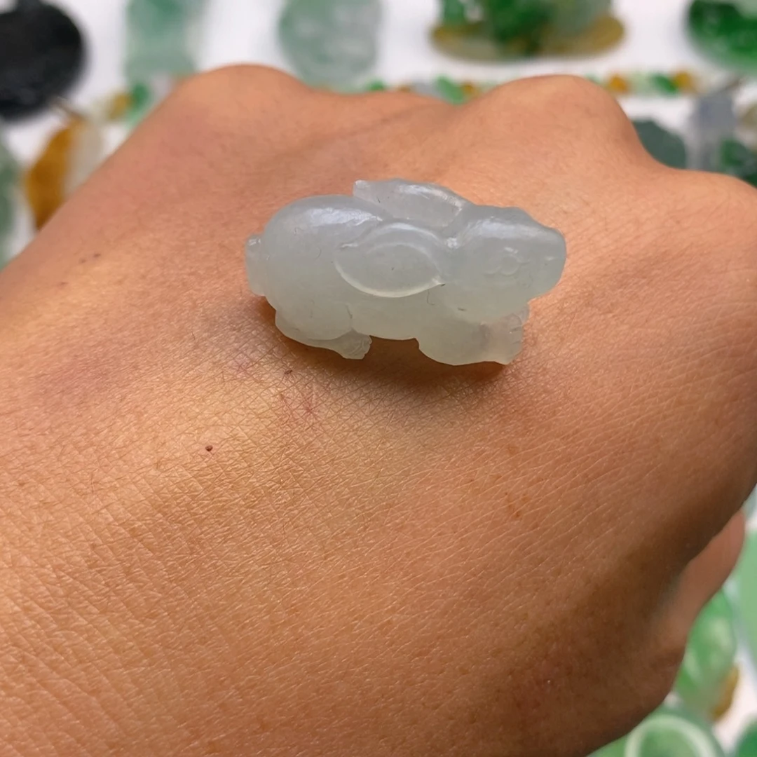 翡翠未镶嵌颈饰白兔