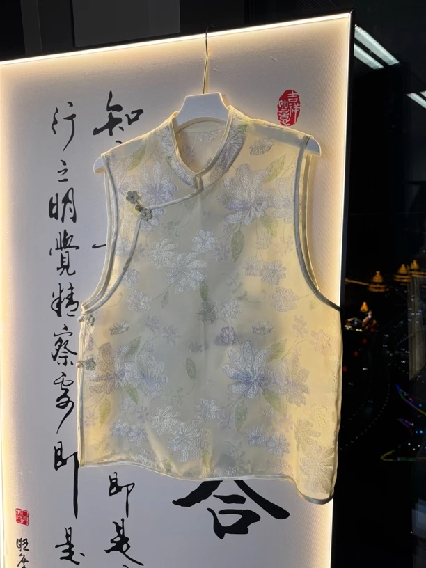 欧根剪花鹅黄色马甲