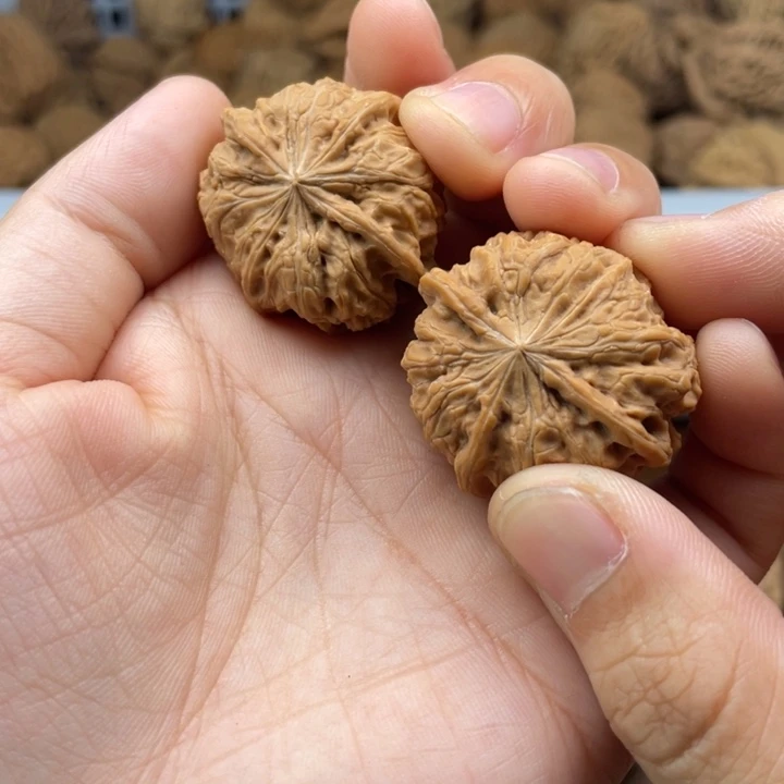 文玩核桃吊坠雨花是
