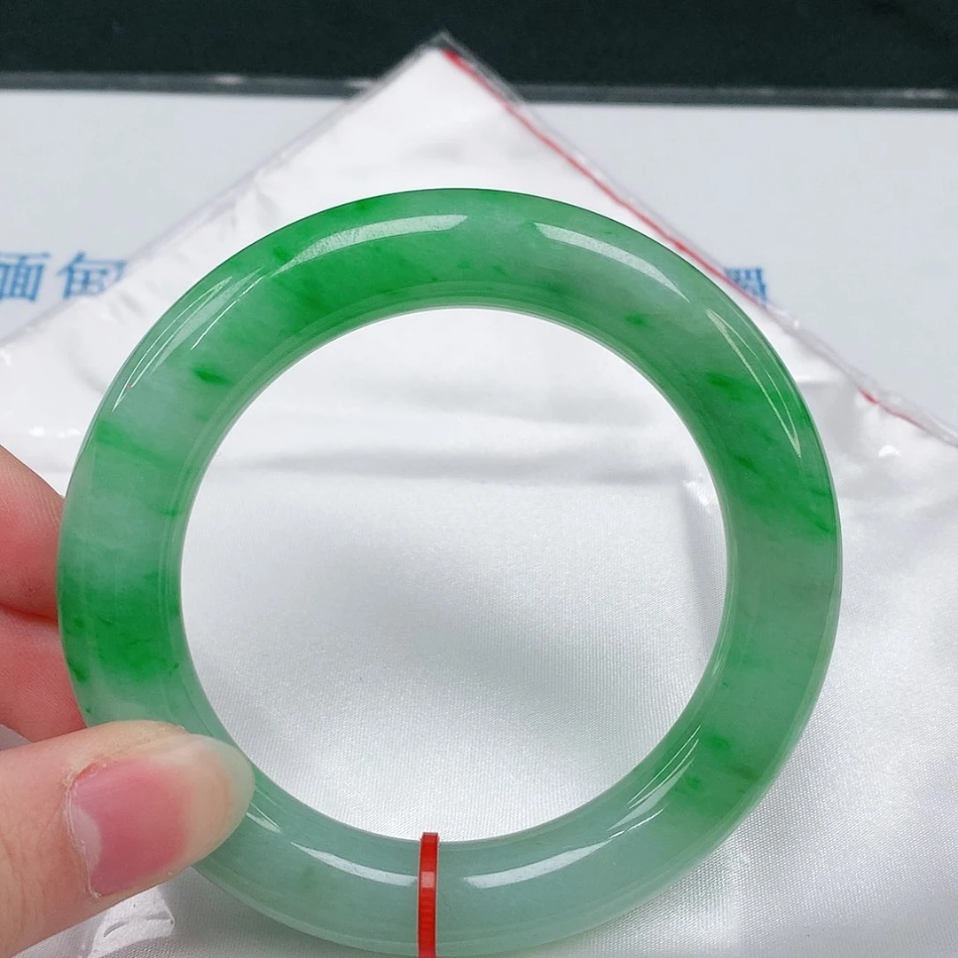 翡翠手镯未镶嵌翡翠