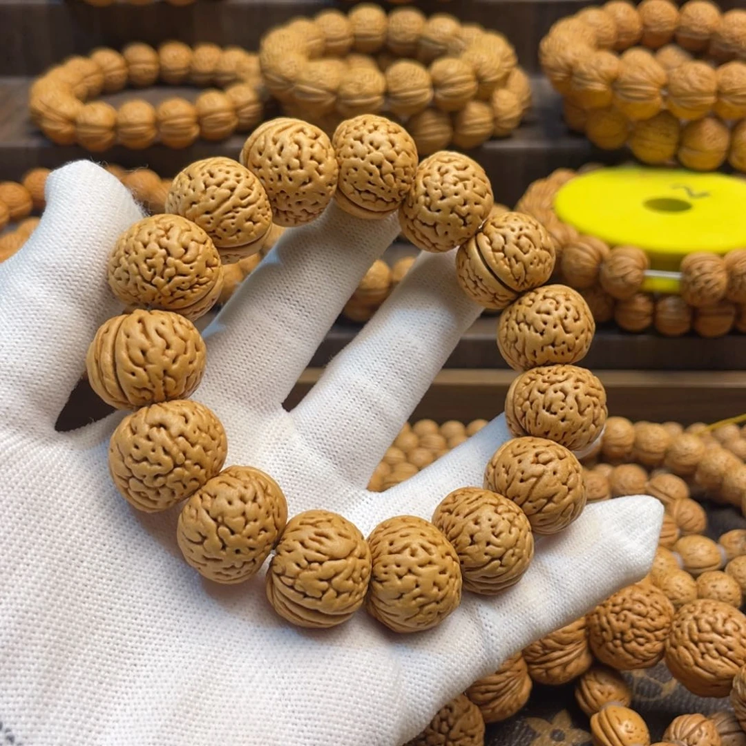 手串桃核小****吃大苹果园