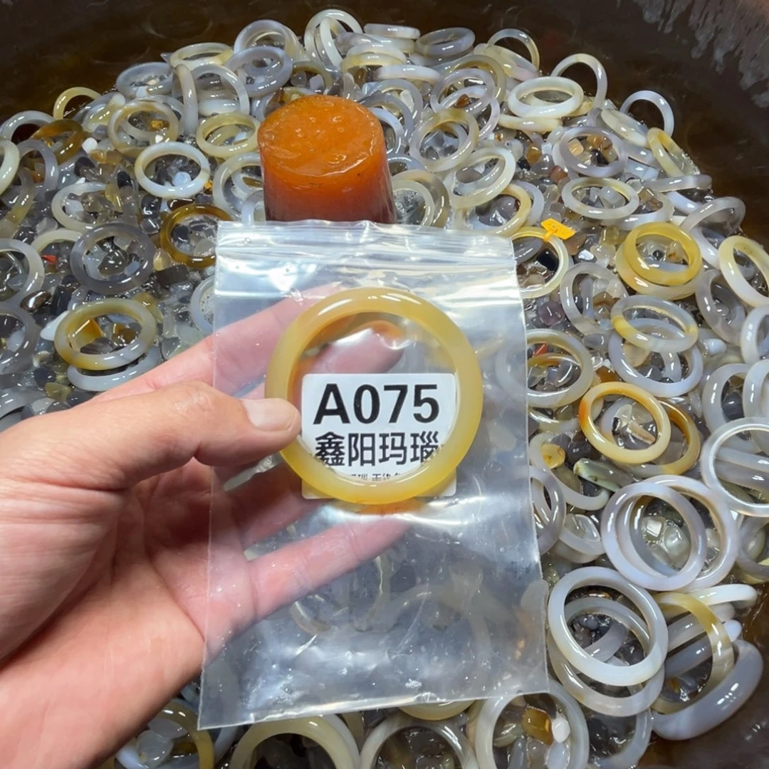 七***马玛瑙/玉髓未镶嵌手镯075