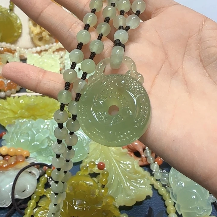 未镶嵌蛇纹石玉吊坠