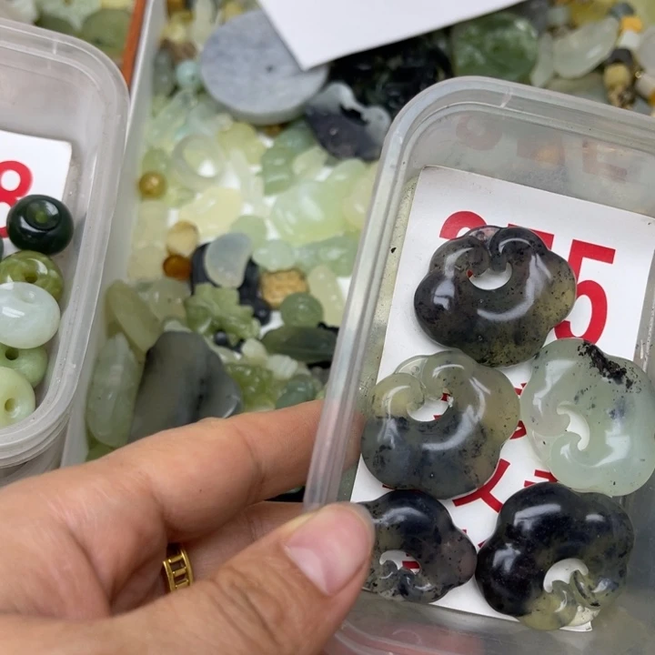 蛇纹石玉未镶嵌挂坠