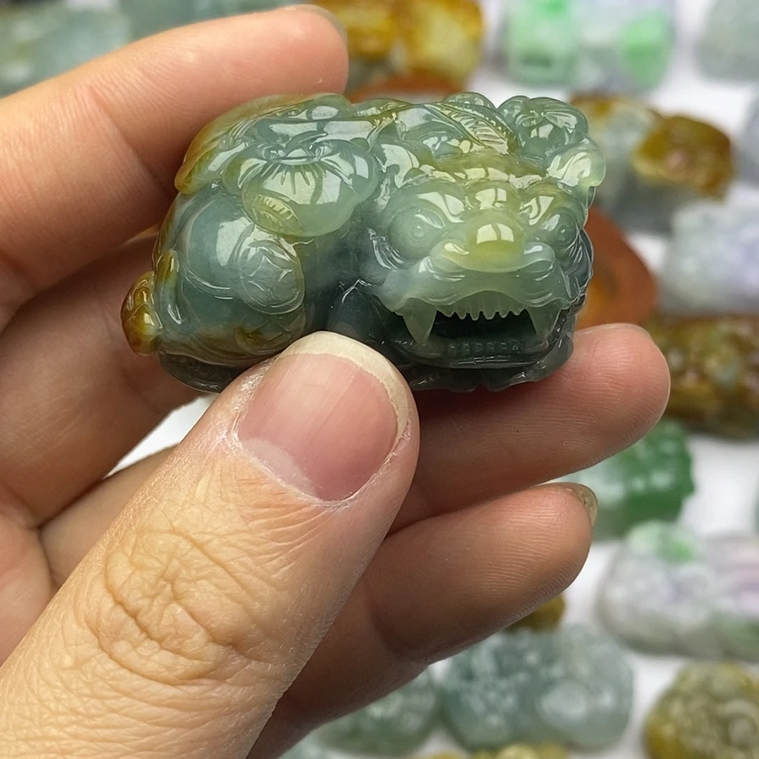 翡翠未镶嵌颈饰貔貅