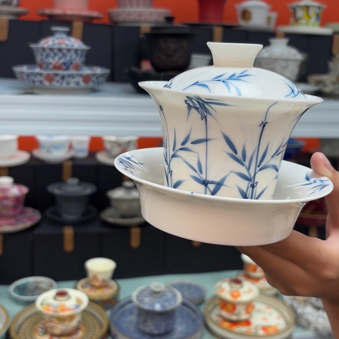 悬停车辆在停盘茶具