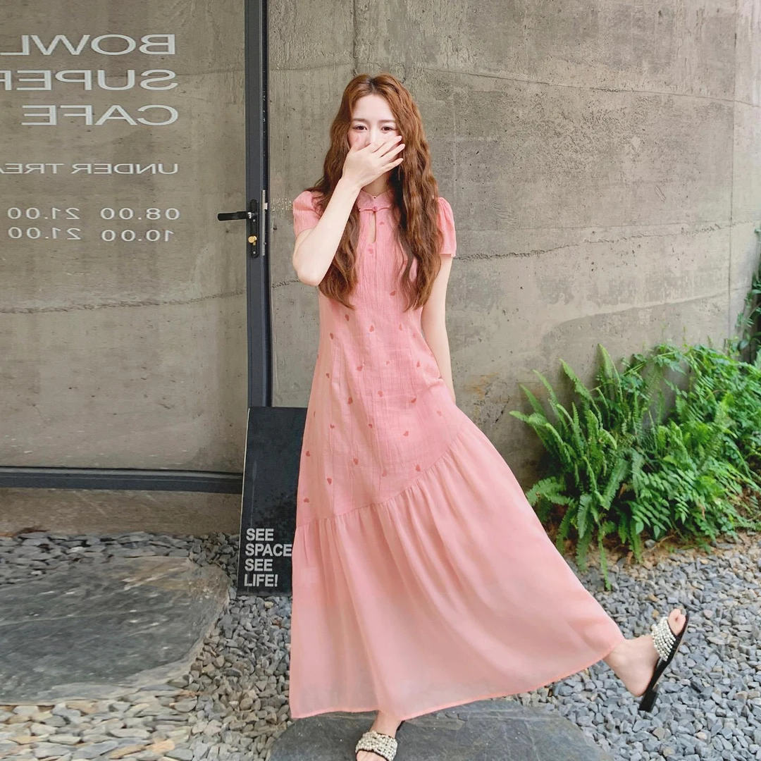 粉色新中式爱心刺绣连衣裙女2025夏季国风巨好看减龄改良旗袍长裙