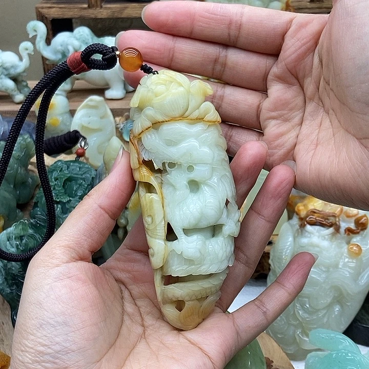 岫玉手把件未镶嵌满*飞
