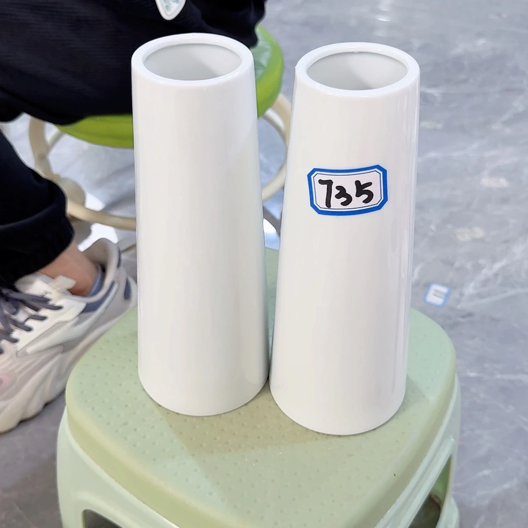 735号一对小花瓶高21厘米微瑕