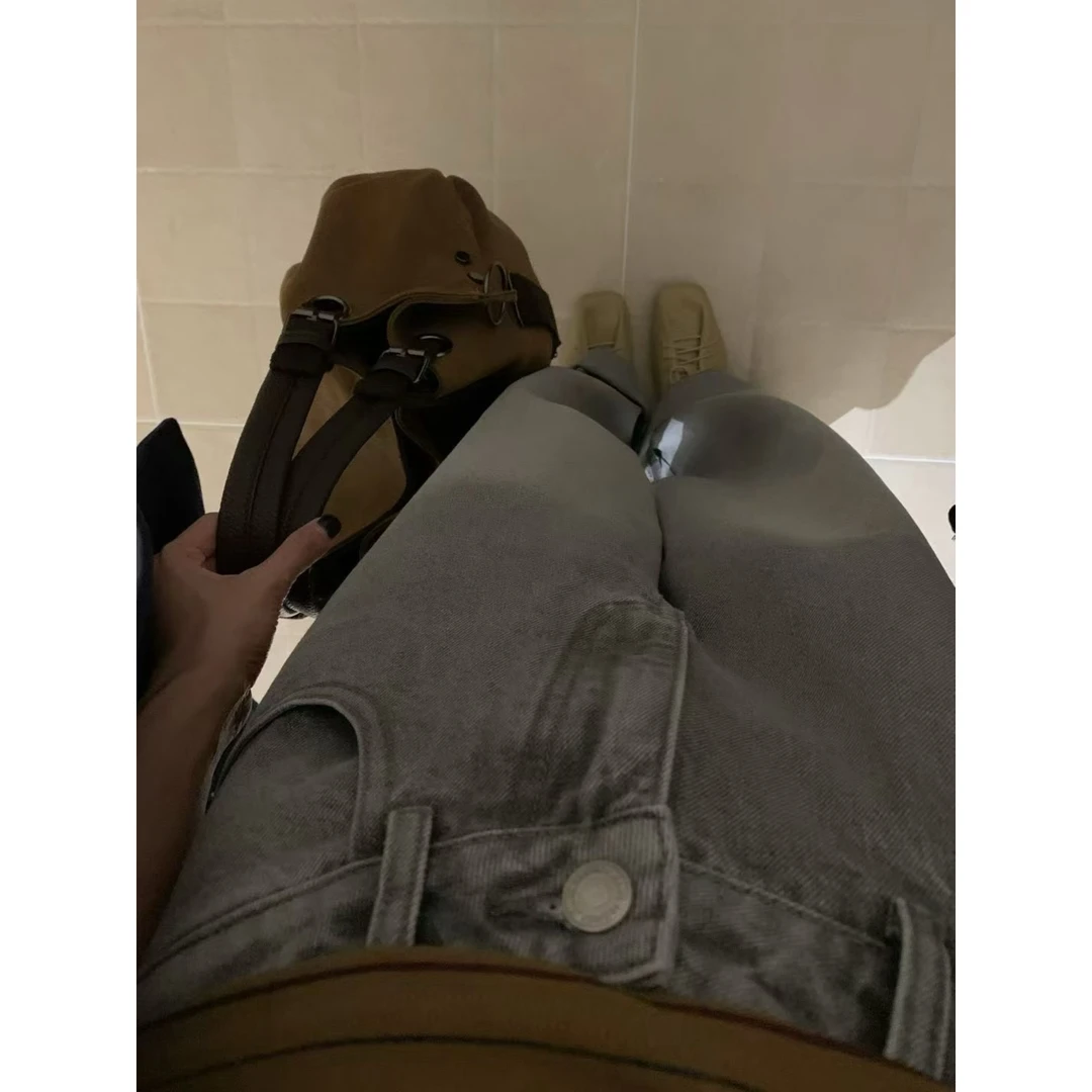 Have u很特别很特别的灰色裤子