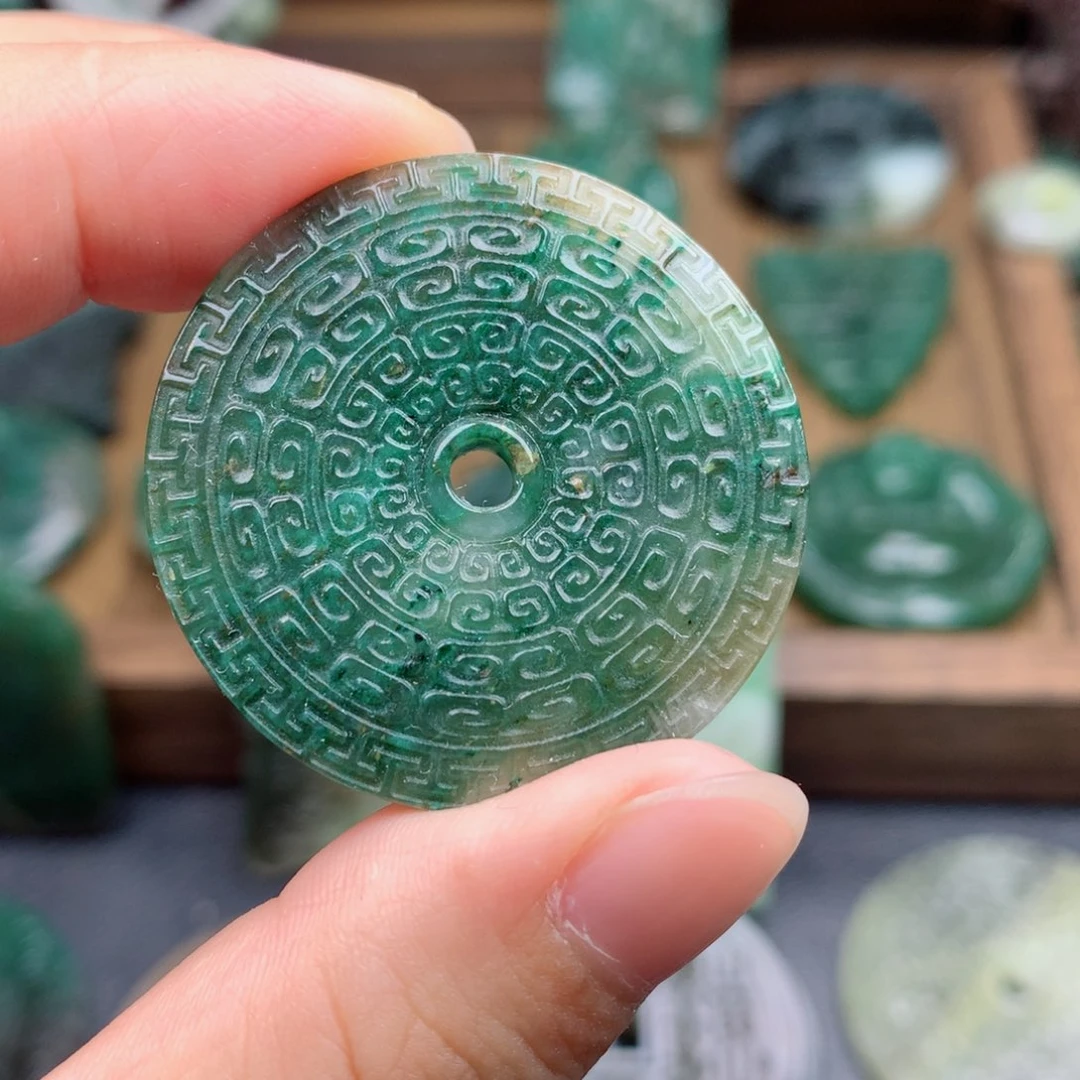 独山玉未镶嵌颈饰榴**返