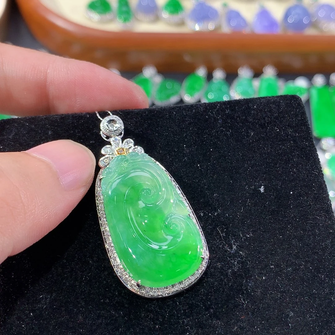 翡翠18K金镶嵌颈饰