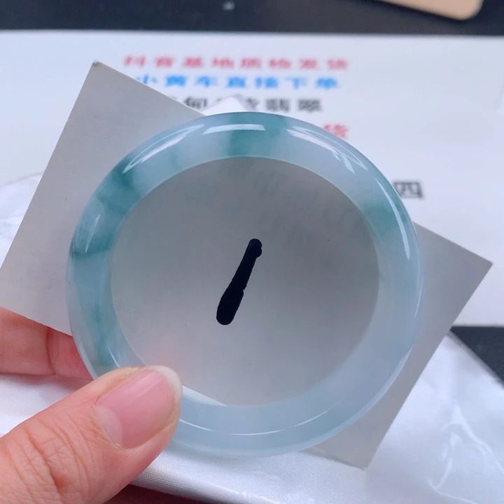翡翠手镯未镶嵌翡翠