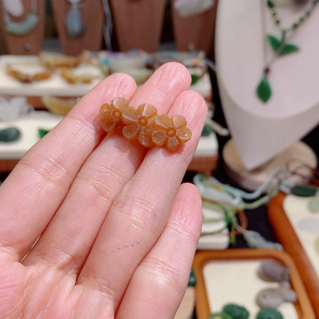 一***娘和田玉未镶嵌颈饰