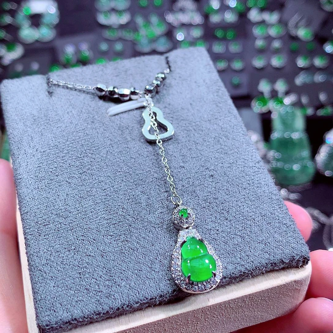 翡翠未镶嵌颈饰挂件