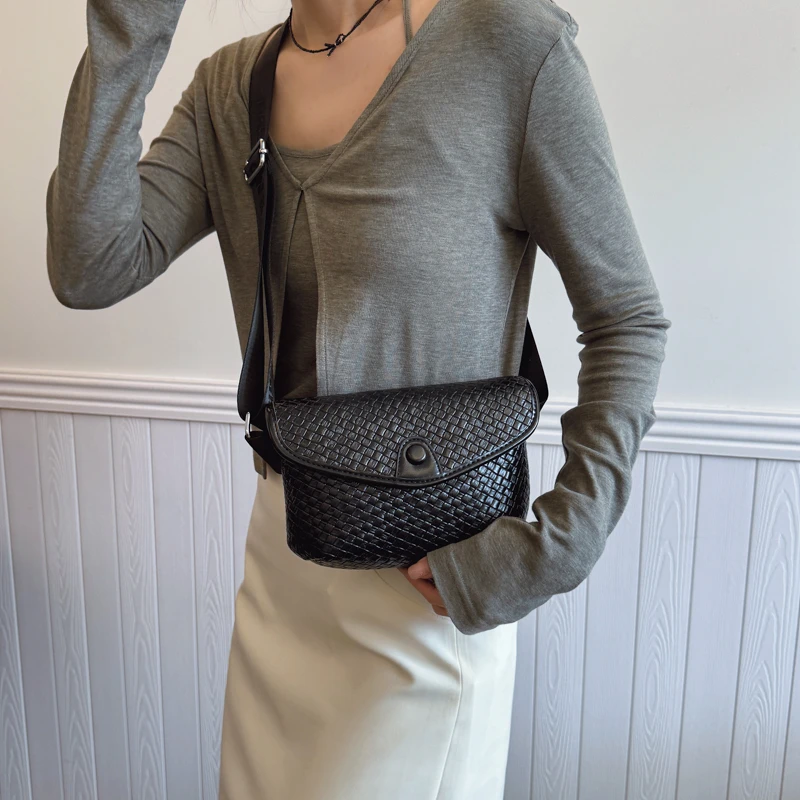 斜挎包编织纹包包简约单肩包韩版时尚休闲小包包男友风胸包情侣款