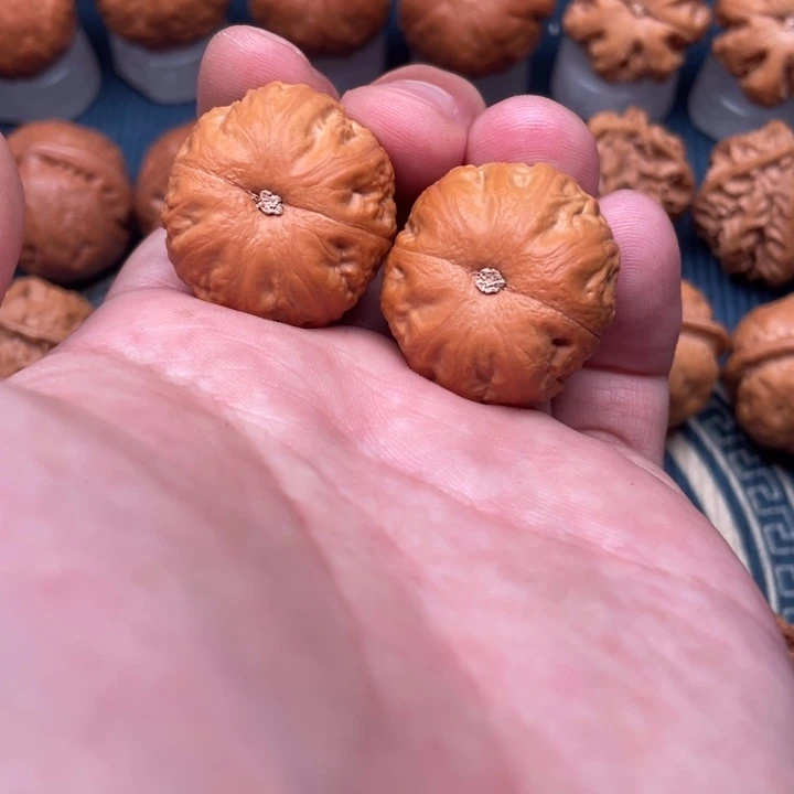 文玩核桃把件绣球