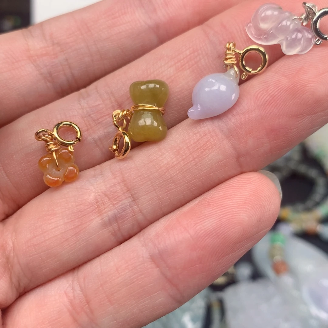 翡翠未镶嵌颈饰一首