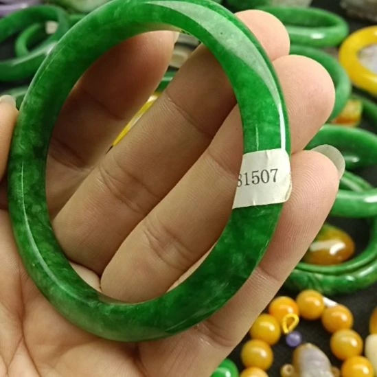 翡翠颈饰未镶嵌燕*