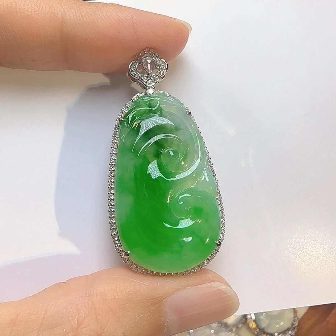 弘***媒翡翠18K金镶嵌颈饰翡翠18K金镶嵌颈饰