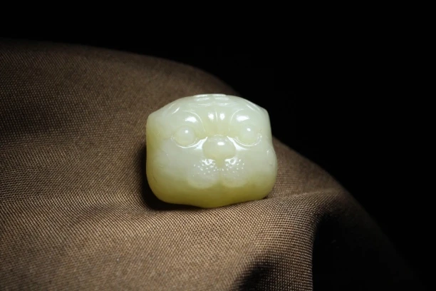 【老虎头】天然和田玉且末糖玉，通天眼，尺寸23×20×15mm，重量：12.1g