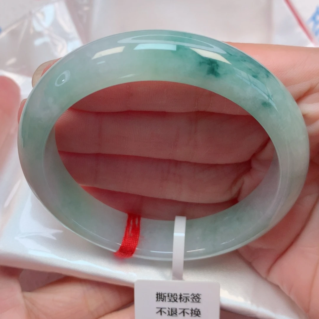 翡翠手镯未镶嵌57.7圈 绿底飘绿花