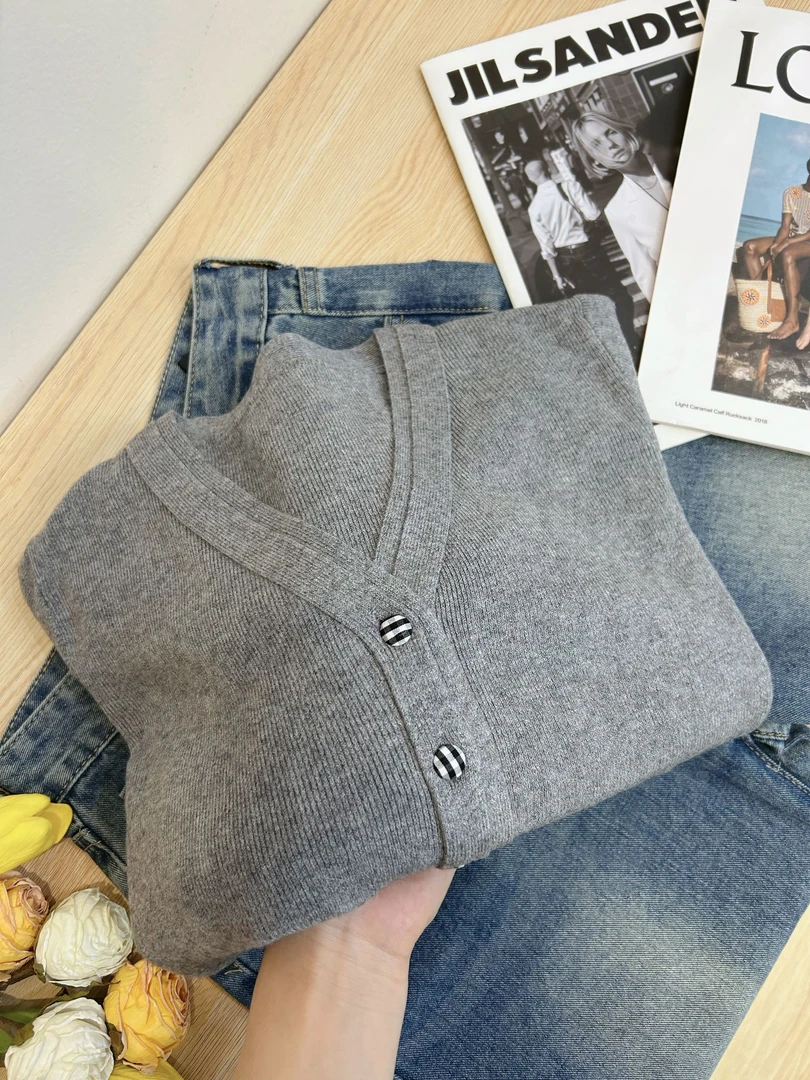 设计感包扣V领针织开衫女2025早春新款洋气百搭薄款毛衣打底上衣