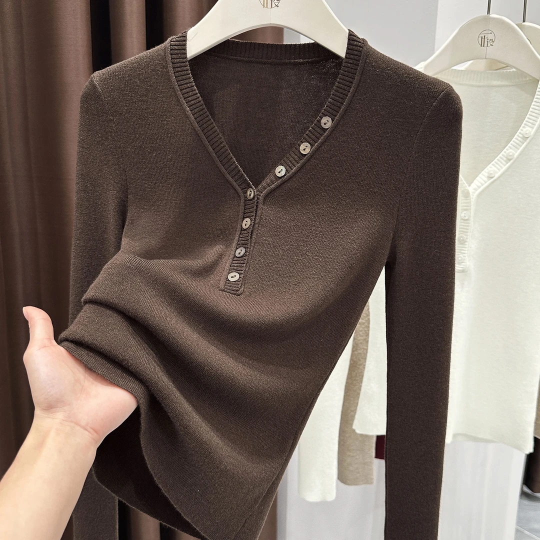 咖色时髦纽扣V领针织打底衫女秋冬新款高档长袖修身柔软舒适上衣