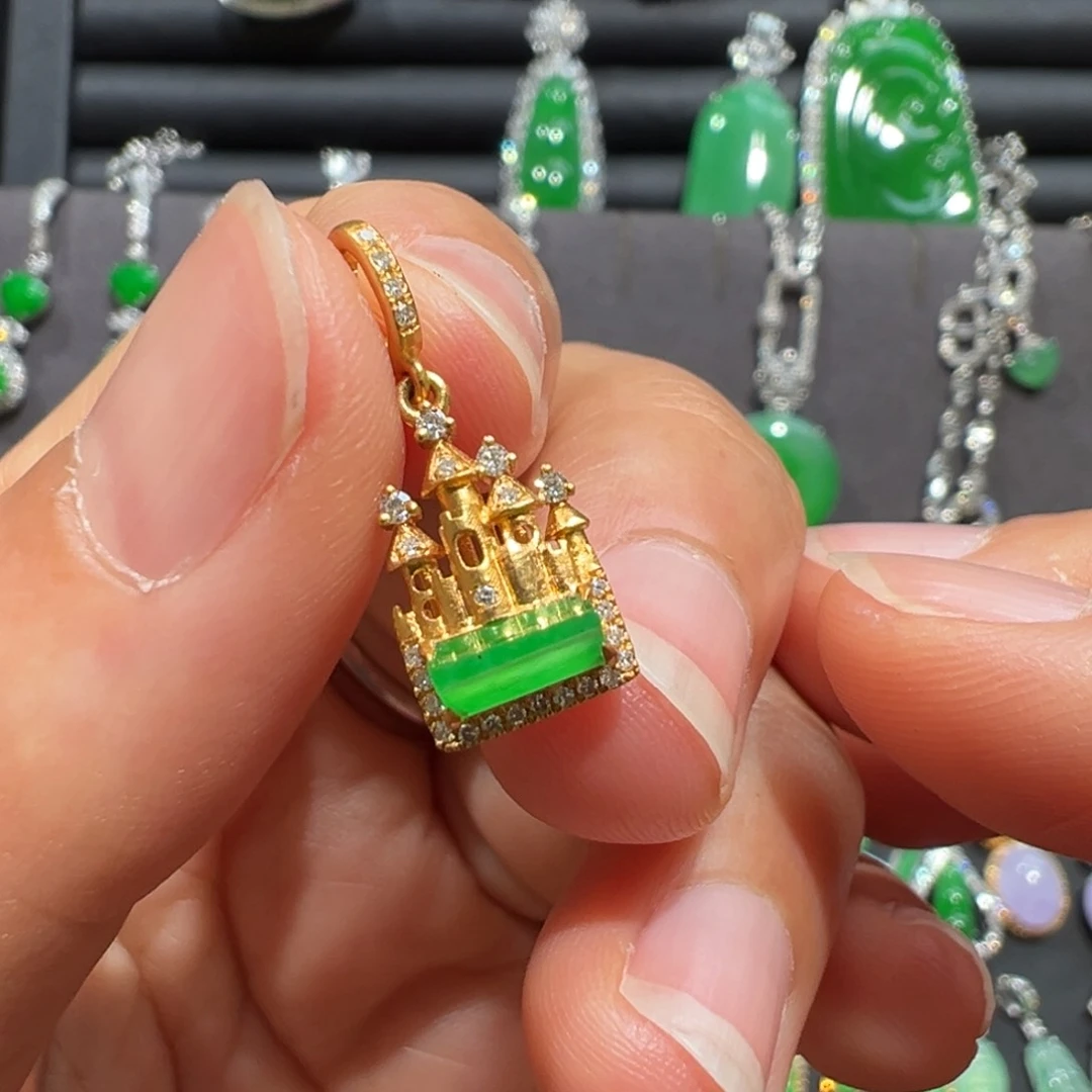 翡翠18K金镶嵌颈饰城堡