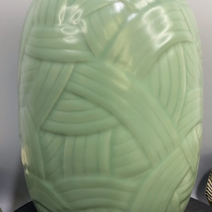 龙泉窑橄榄瓶造型美观