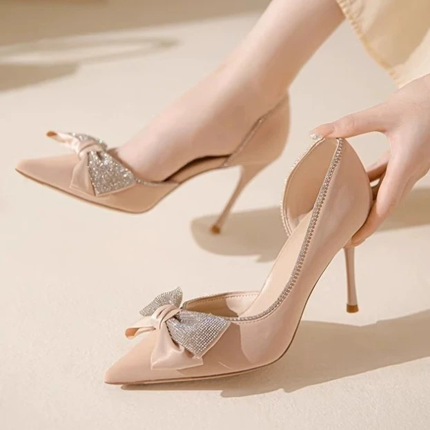 2025年秋季新款时尚韩版水钻结中空女单鞋浅口细跟网红高跟鞋