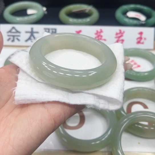 石英质玉手镯未镶嵌红*?