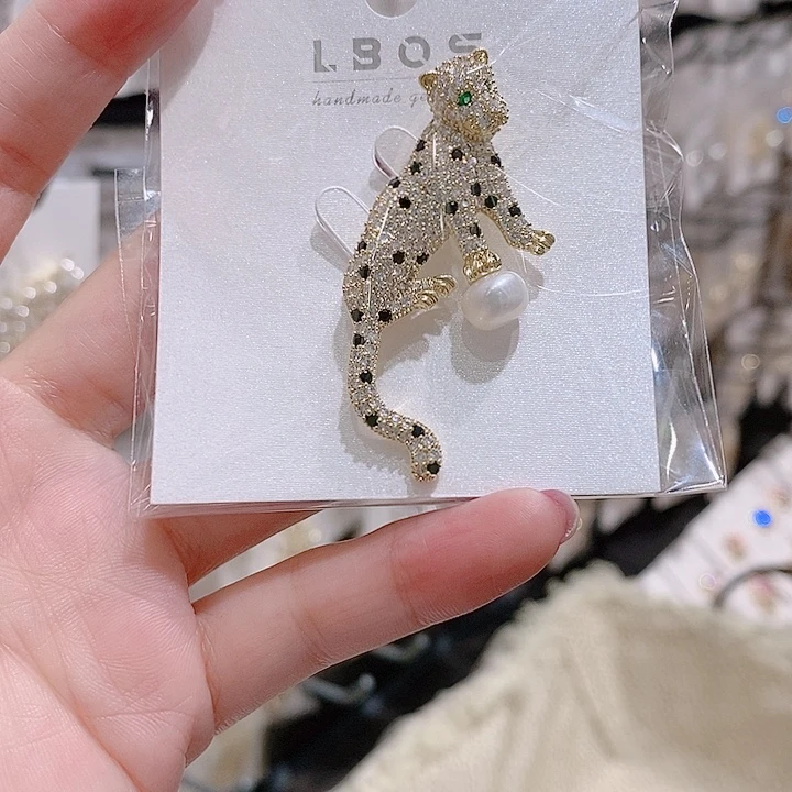 锆石铜合金小豹子胸针