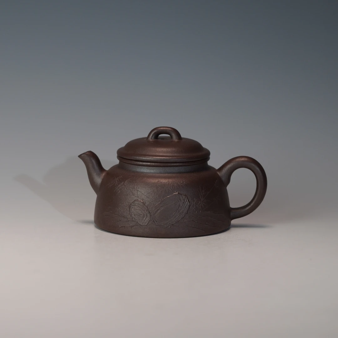lot.22648 何卫民 紫泥柴烧怀隐壶 150cc