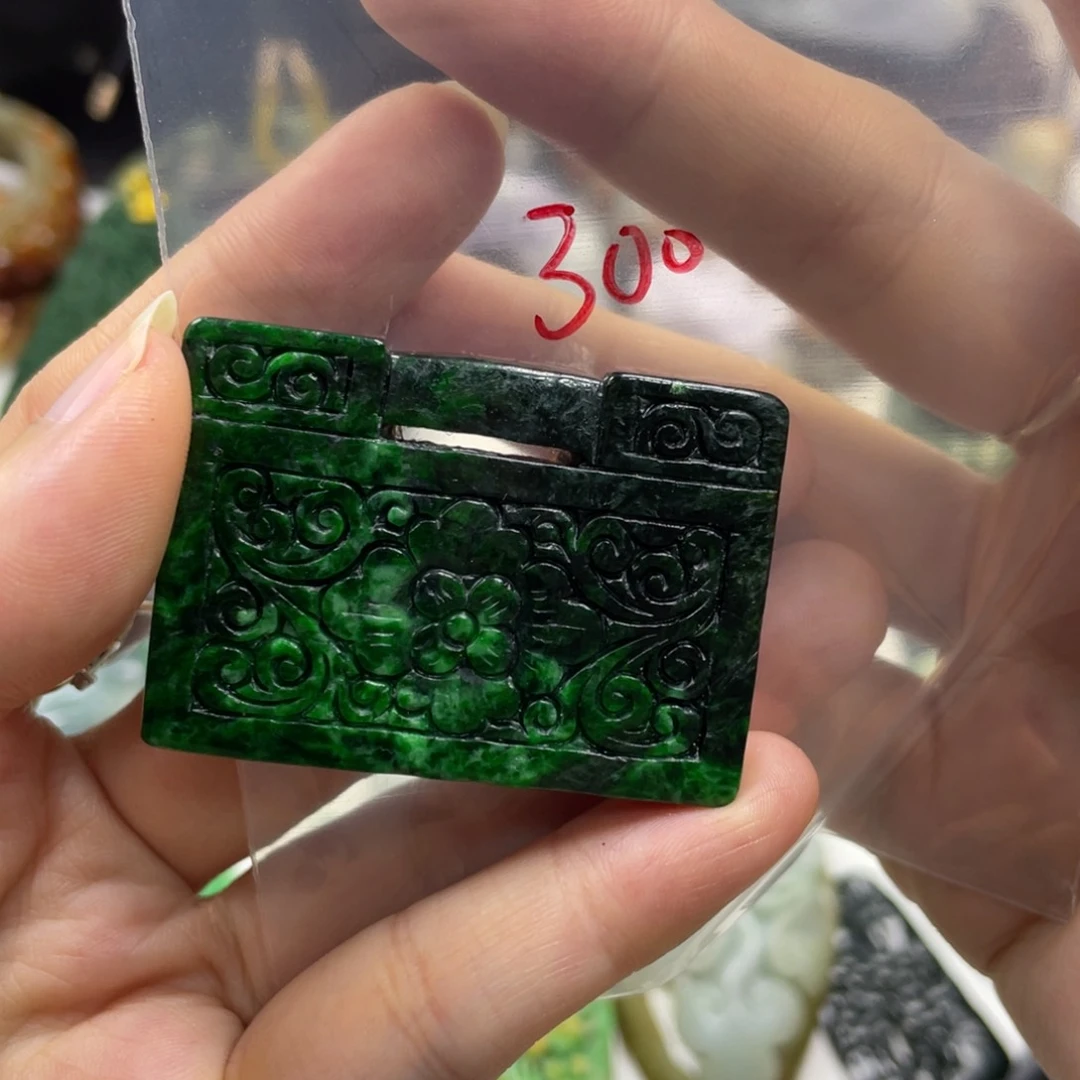 沁***瑶翡翠未镶嵌颈饰牌子