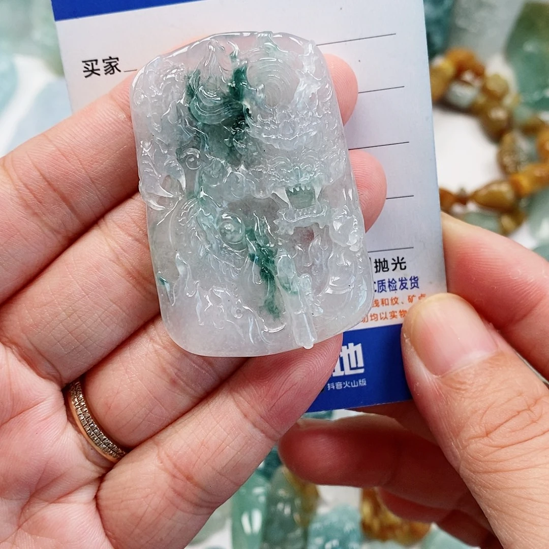 翡翠未镶嵌颈饰龙