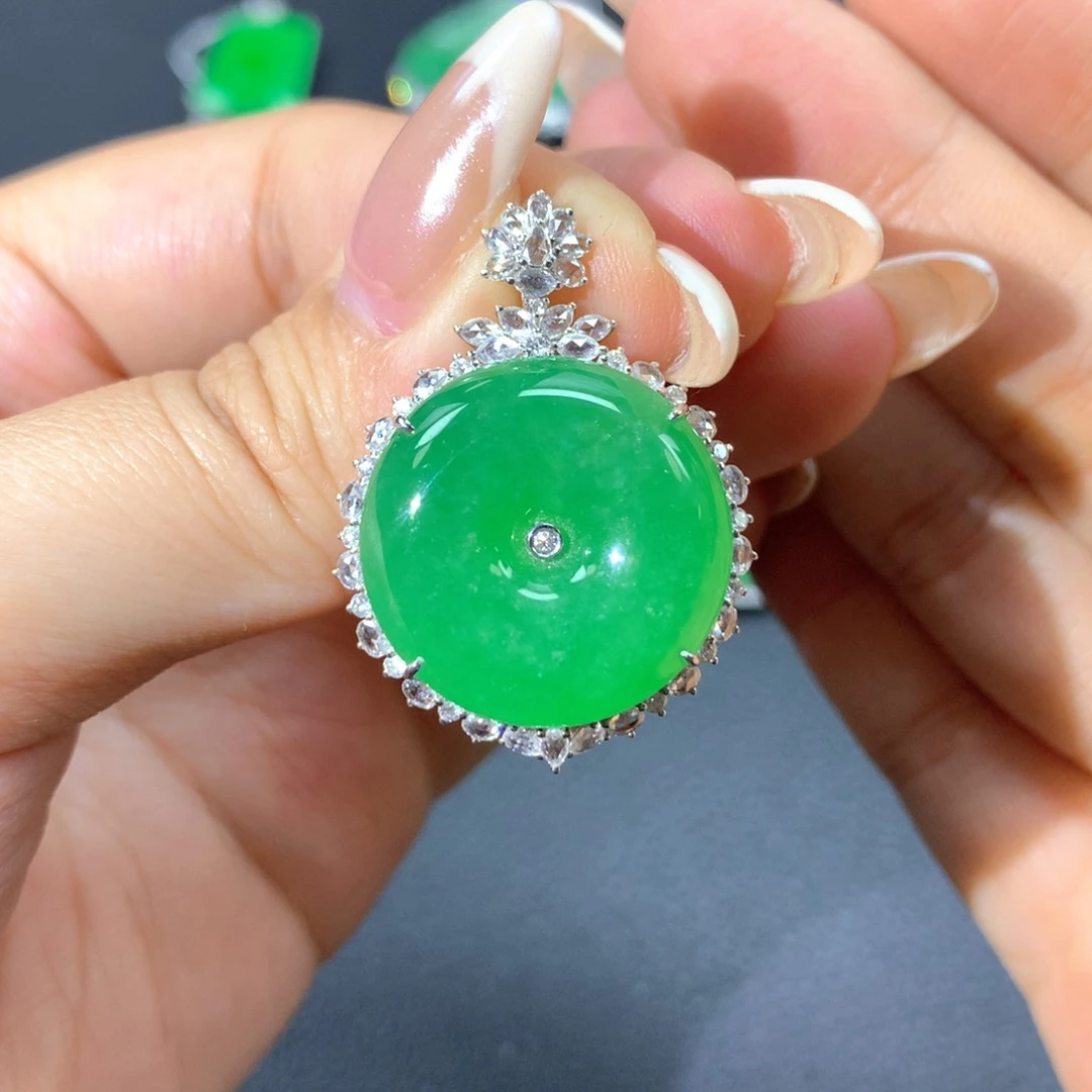 翡翠18K金镶嵌颈饰翡翠