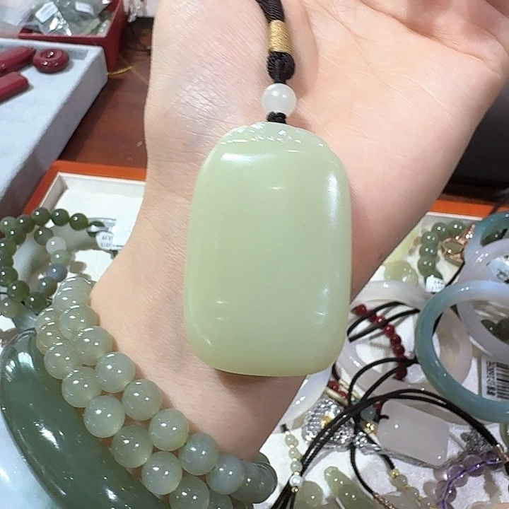 石英质玉颈饰合金