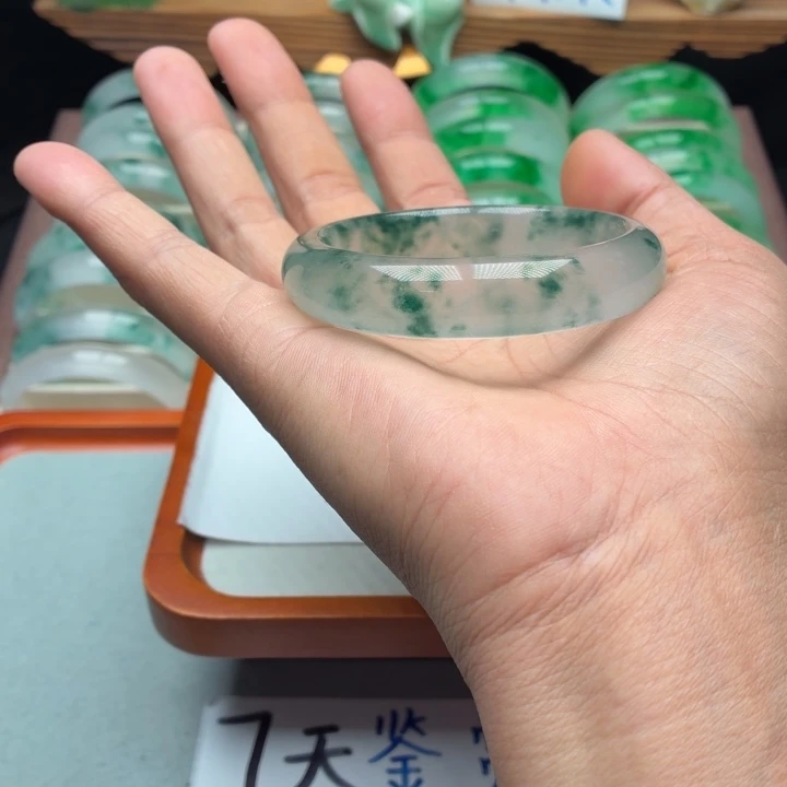 陈***佳石英质玉未镶嵌手镯