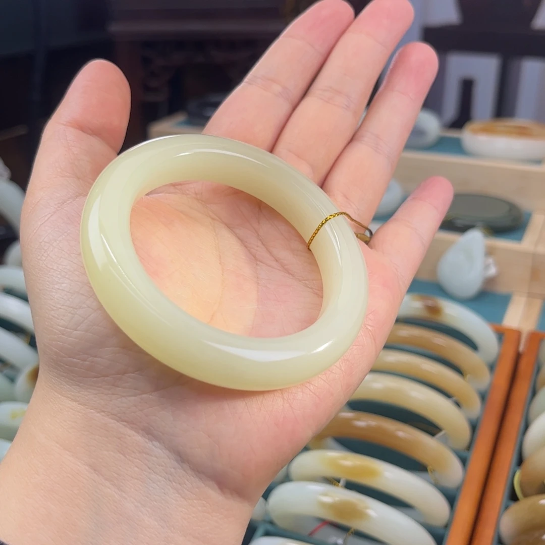 和田玉未镶嵌手镯