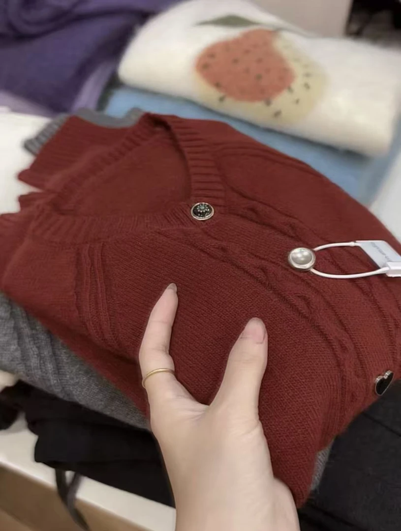 七言家巨好看！#氛围新年红插肩彩扣爱心扣麻花毛衣开衫077