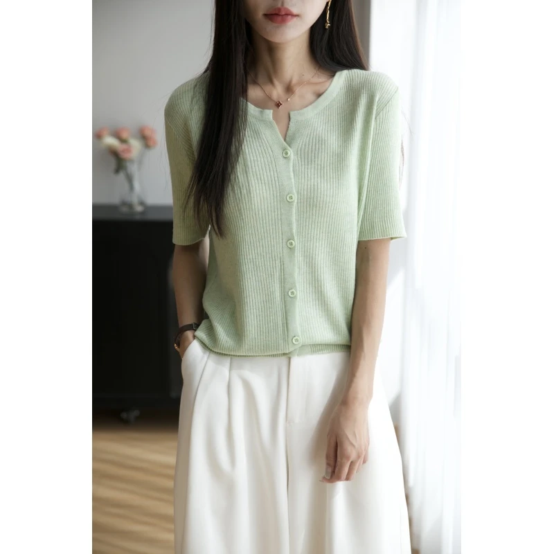 经典不过时~精纺羊毛圆V领竖坑条中袖针织开衫