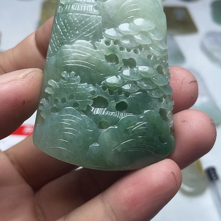 翡翠未镶嵌颈饰山水牌