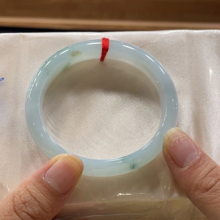 翡翠手镯未镶嵌翡翠