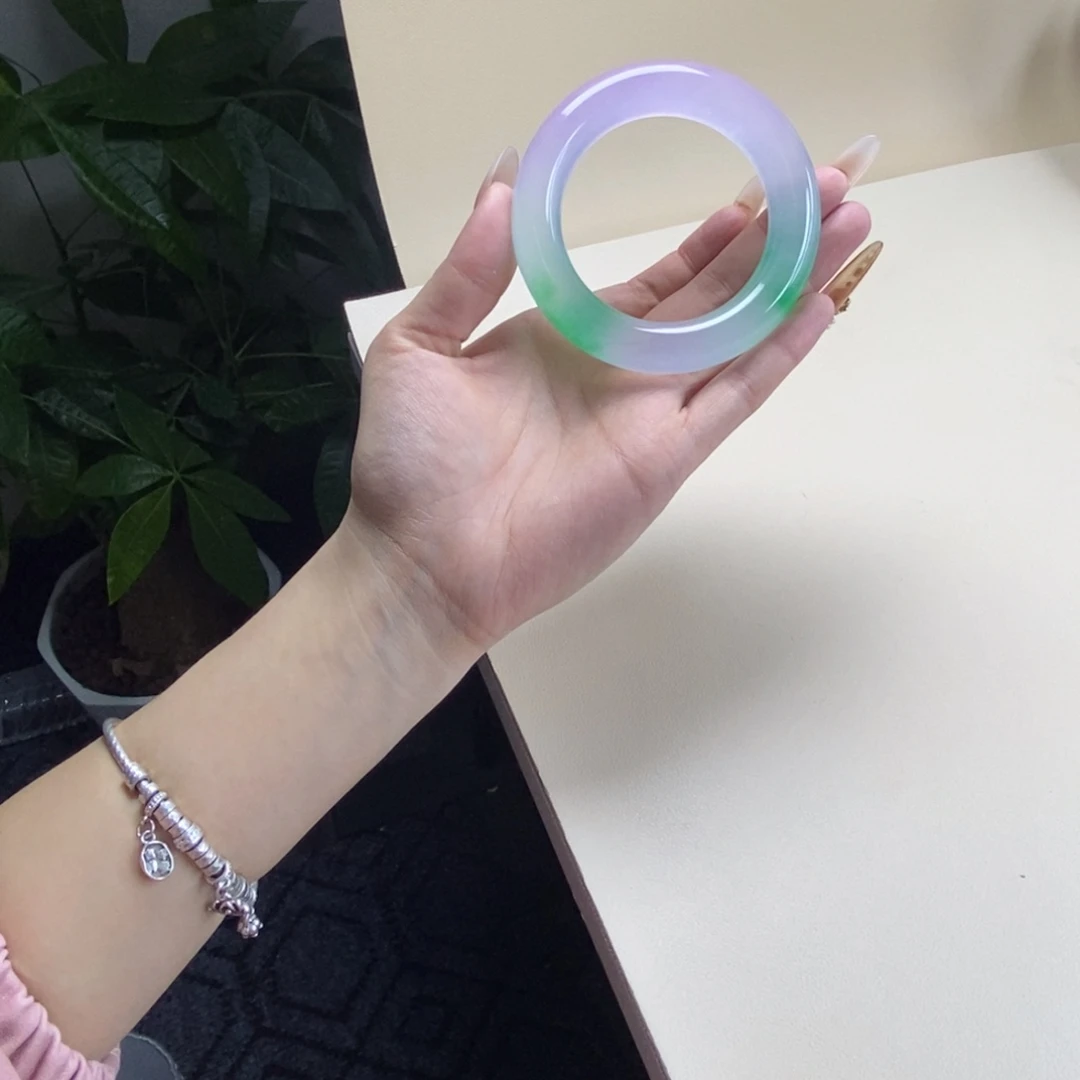 ****憨玉时尚飘花手镯56钢铁