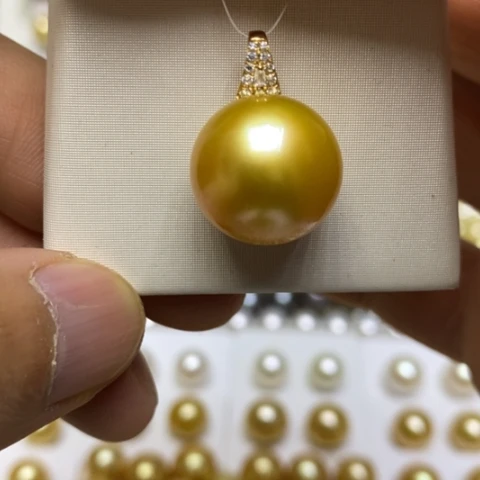 18K金镶嵌海水珍珠颈饰