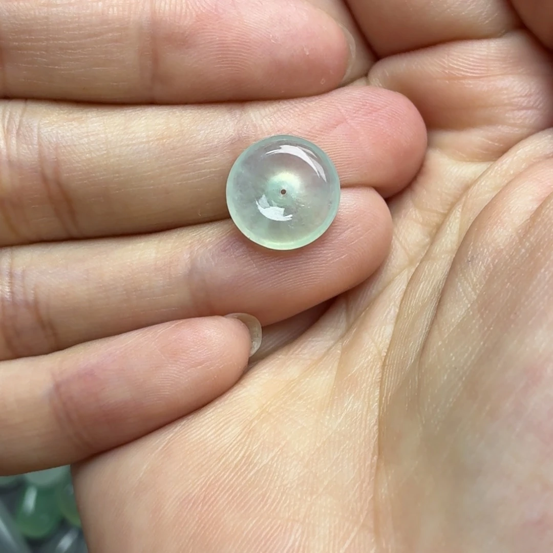 翡翠未镶嵌颈饰晴绿扣