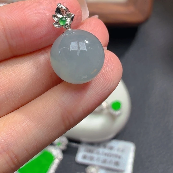 颈饰18K金镶嵌翡翠