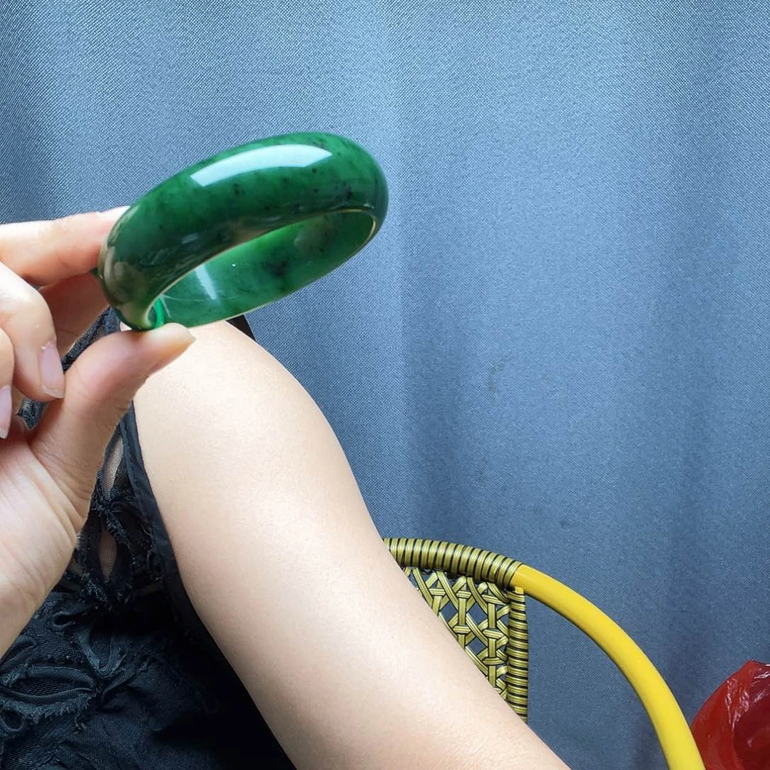 和田玉手镯未镶嵌丽****.