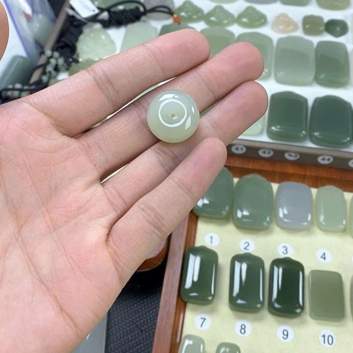 和田玉颈饰未镶嵌啤**泡